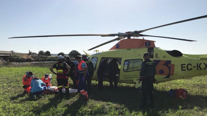Efectivos sanitarios atienden al herido más grave antes de su evacuación en helicóptero.
