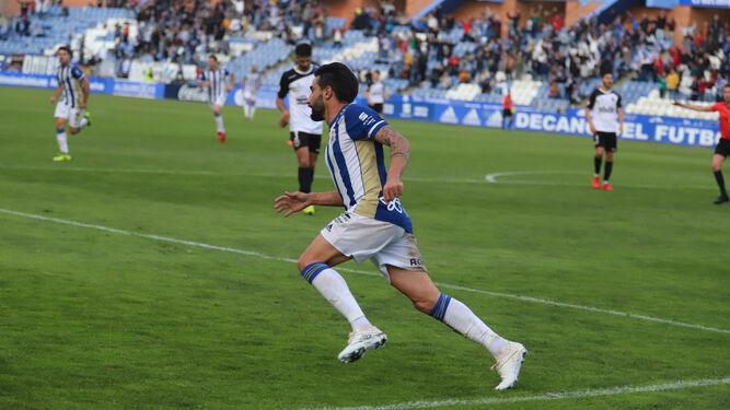 Chuli celebra un gol con el Recreativo de Huelva