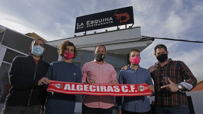 Salva Ballesta (centro) y su cuerpo técnico posan con la bufanda del Algeciras.