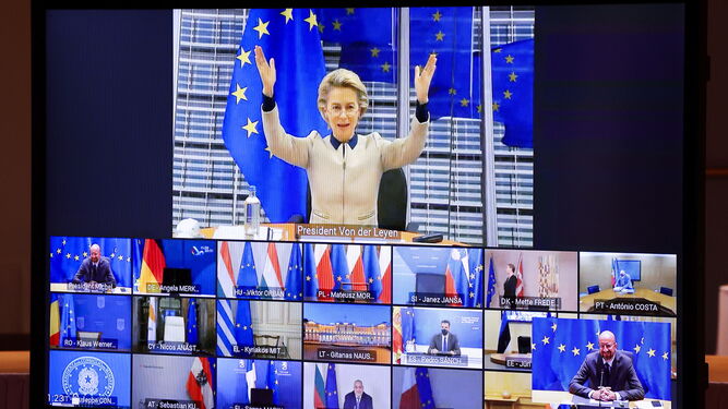 La presidenta de la Comisión Europea, Ursula von der Leyen, salude a los líderes de la UE antes de la cumbre por videoconferencia, este jueves en Bruselas.