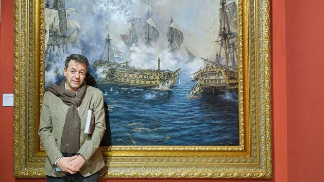El pintor Augusto Ferrer-Dalmau posa junto a su pintura 'El último combate del Glorioso'.