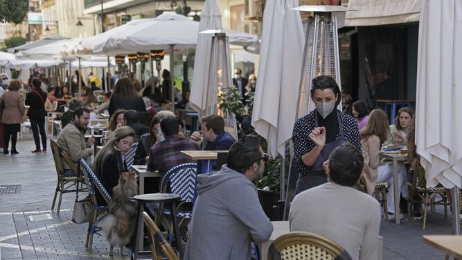 Ambiente en los bares y restaurantes de Algeciras.
