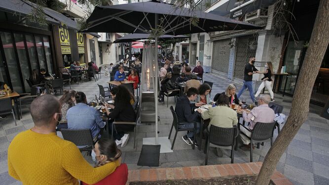 Ambiente en los bares y restaurantes de Algeciras en el fin de semana