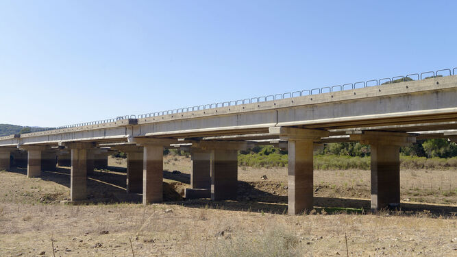El puente de la A-381 sobre el pantano de Charco Redondo.