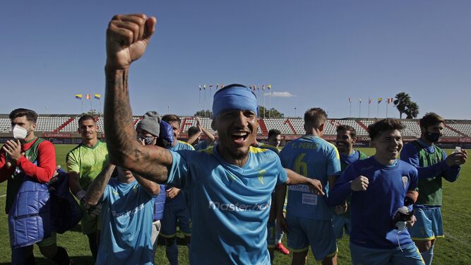 Los jugadores del Algeciras celebran la victoria, con Robin en primer plano.
