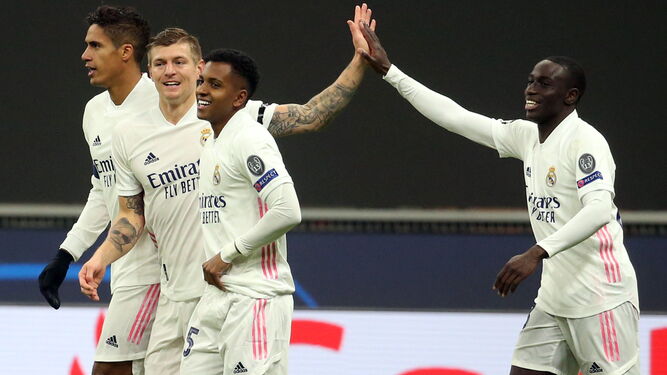 Los jugadores del Madrid celebran el gol de Rodrygo.