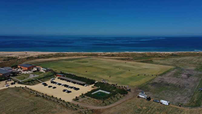 Vista aérea del complejo de polo creado frente a la playa de Mangueta.