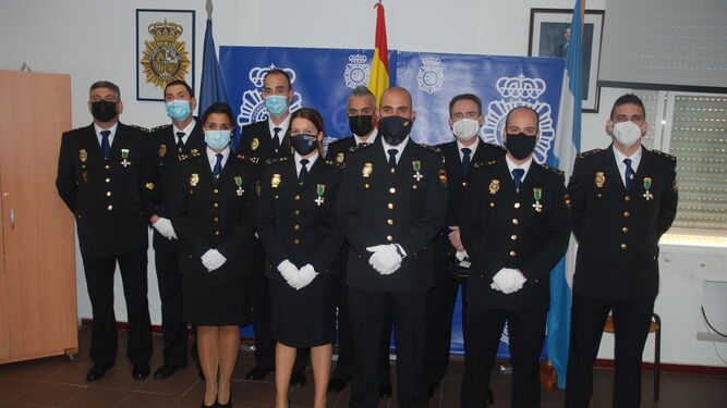 Los once agentes de la Comisaría de La Línea condecorados.