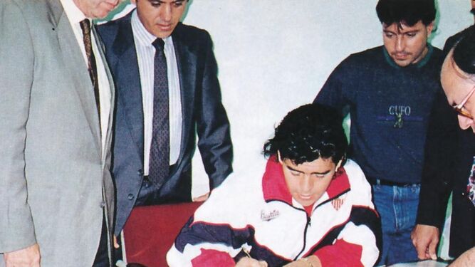 Un joven Jos&eacute; Mar&iacute;a Del Nido, detr&aacute;s de Maradona, en la firma del contrato del argentino con el Sevilla.