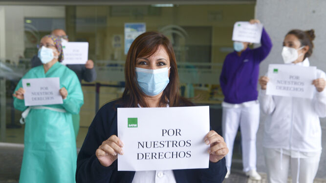 Concentración de sanitarios a las puertas del hospital Punta de Europa