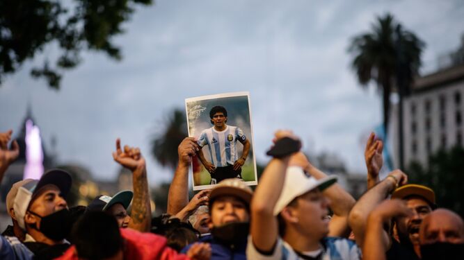 Fotos de los incidentes ante la capilla ardiente de Maradona