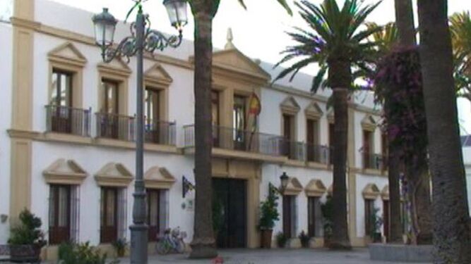 Vista exterior de la sede principal del Ayuntamiento de Chipiona, radicada en la plaza Juan Carlos I.