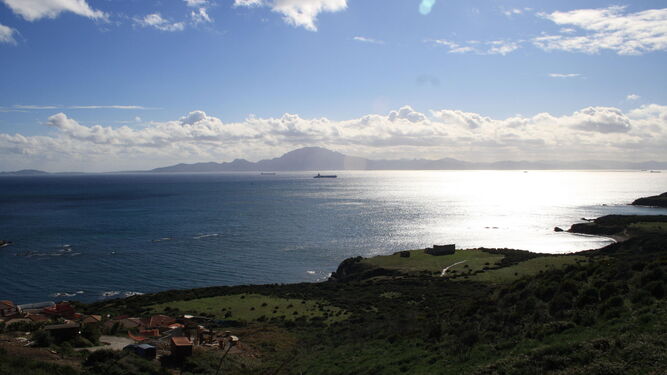 Una vista del Estrecho  de Gibraltar, con Marruecos al fondo, desde Punta Carnero.