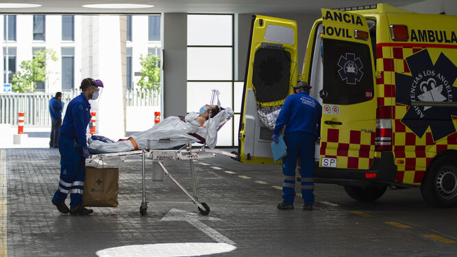 Un paciente aquejado de coronavirus es trasladado en una ambulancia.