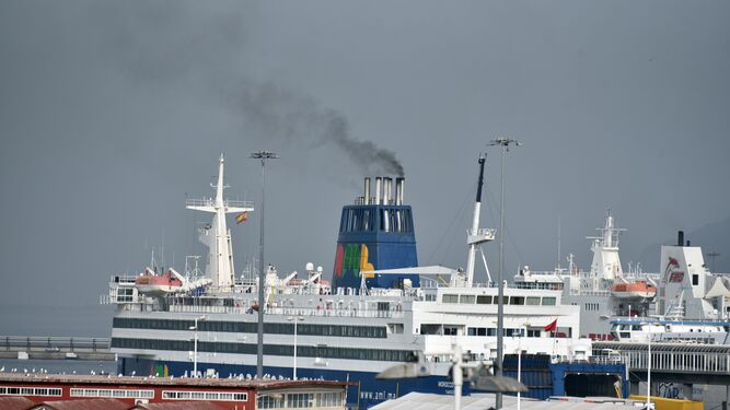 Un ferry atracado en el Puerto de Algeciras emite humos por su chimenea.