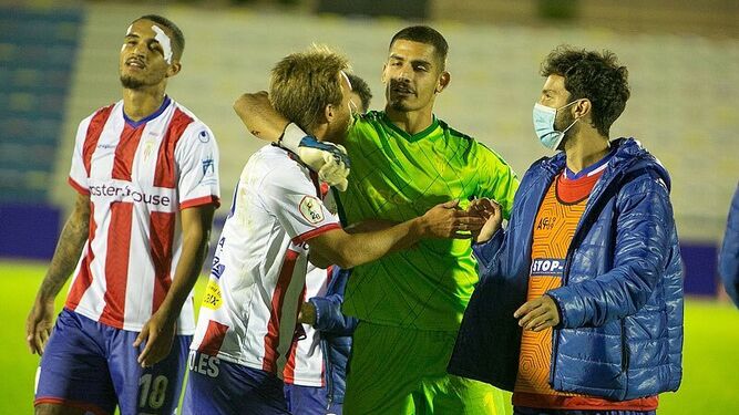 Vallejo abraza a Yelko tras la victoria en San Fernando.