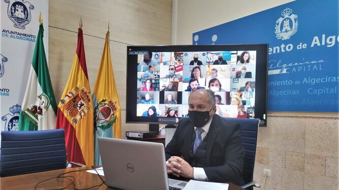 El alcalde, José Ignacio Landaluce, con el resto de la Corporación en la pantalla posterior en el pleno telemático del mes de noviembre