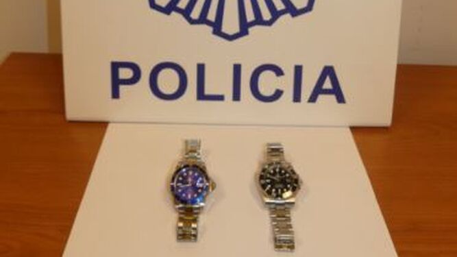 Los dos relojes recuperados por la Policía Nacional en Algeciras.