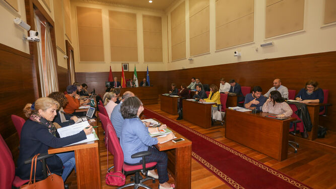 La Corporación municipal chiclanera, durante el último Pleno presencial celebrado en la ciudad, en el mes de febrero.