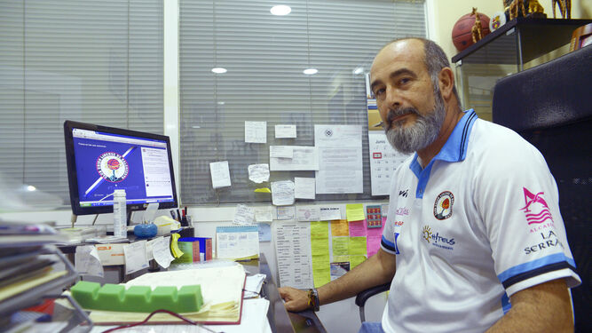 Juan Antonio Cabeza, en la oficina de la ULB, durante una entrevista concedida a Europa Sur
