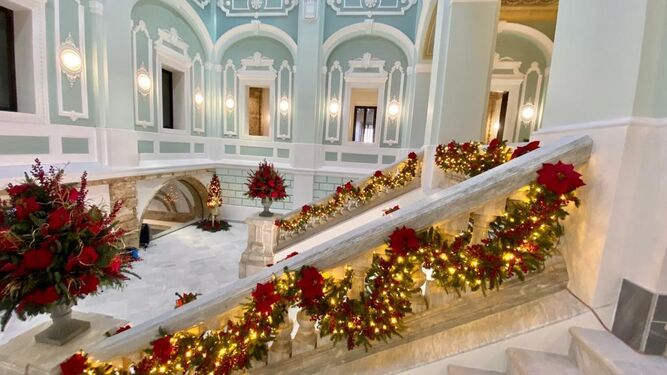 Escaleras imperiales del Ayuntamiento con la decoración navideña.