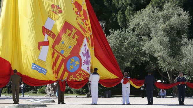 Izado de la bandera de España.