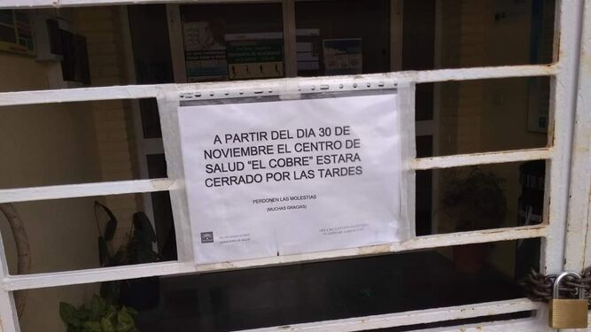 Un cartel que avisa del cierre del consultorio por las tardes.
