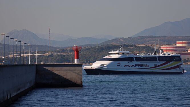 Un ferry que conecta Algeciras con Ceuta.