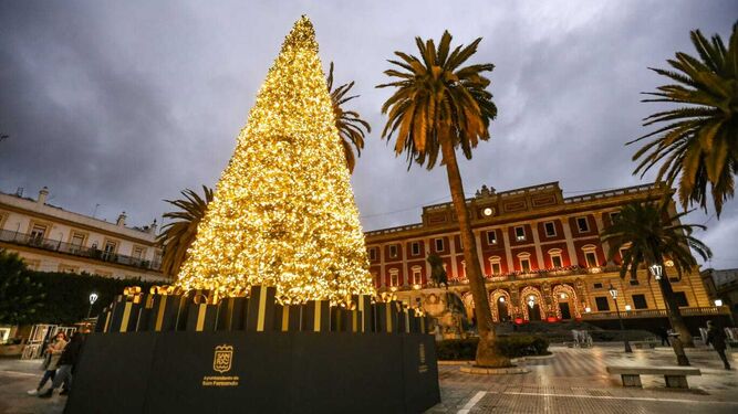 El árbol de Navidad de la plaza del Rey y, al fondo, el Ayuntamiento decorado.