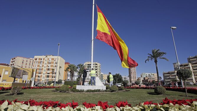 La bandera de España, junto a la Plaza de la Constitución de La Línea.