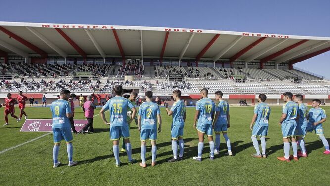 Los jugadores del Algeciras saludan a la Tribuna del Mirador.
