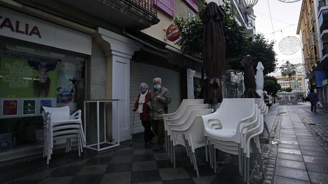 Dos personas pasan por la calle Convento de Algeciras