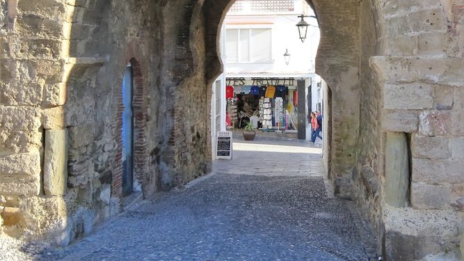Guardacantones de piedra en la Puerta de Jerez de Tarifa.
