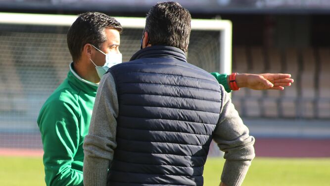 Pérez Herrera conversa en un entrenamiento en Chapín con Edu Villegas.