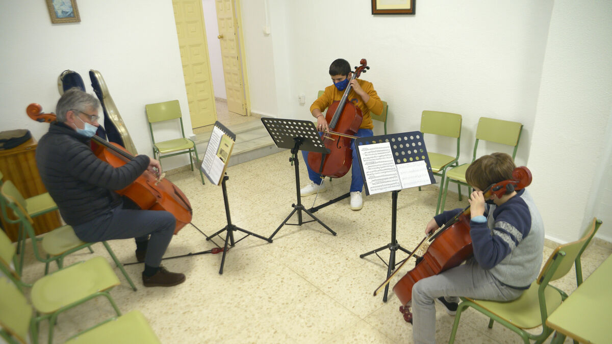 Domingo Gutiérrez da clases a Jaime Casal y Luis Ruiz en la Escuela de Música de La Piñera de Barrio Vivo