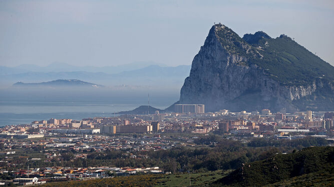 Vista de La Línea, con Gibraltar al fondo.