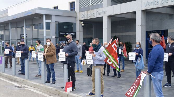 Los trabajadores de Trasmediterránea, este lunes en Algeciras.