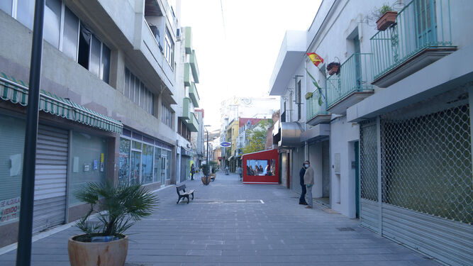 Locales cerrados en la calle Tarifa de Algeciras