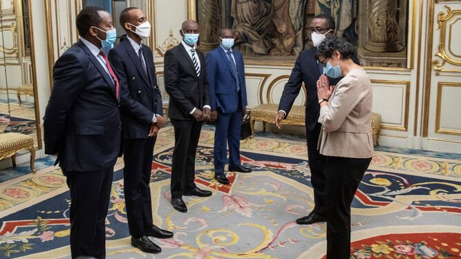 La ministra de Asuntos Exteriores, Arancha González Laya, recibe al ministro de Asuntos Exteriores de Ruanda, Vicent Biruta (2i), este miércoles en el Palacio de Viana.