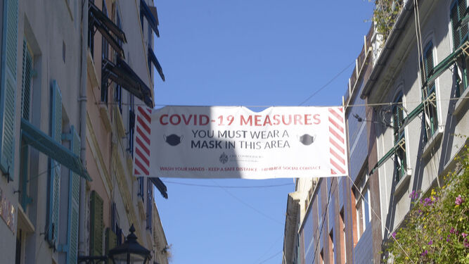Un cartel instalado en el centro de Gibraltar.