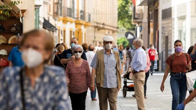Varias personas pasean por el centro de Sevilla
