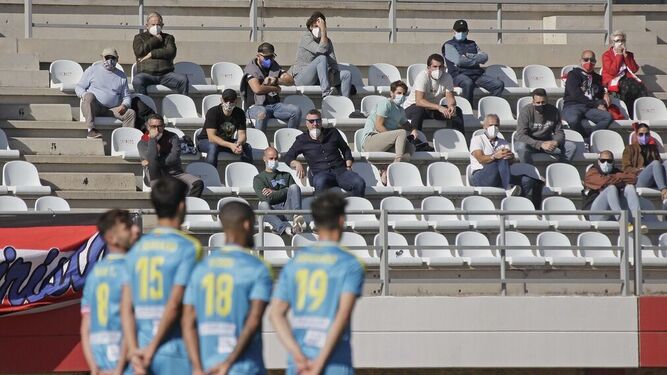 Aficionados del Algeciras, con la distancia de seguridad, en las gradas del Nuevo Mirador