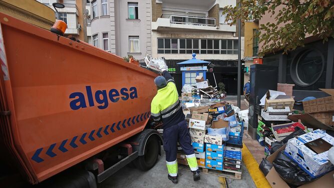 Un operario de Algesa recoge la basura en Algeciras
