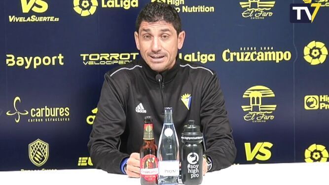 Juanma Pavón, entrenador del Cádiz B, en rueda de prensa