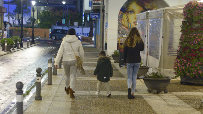 Fotos de ambiente de las calles de Algeciras el primer fin de semana de horario nocturno.