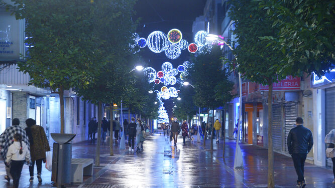 Fotos de ambiente de las calles de Algeciras el primer fin de semana de horario nocturno.