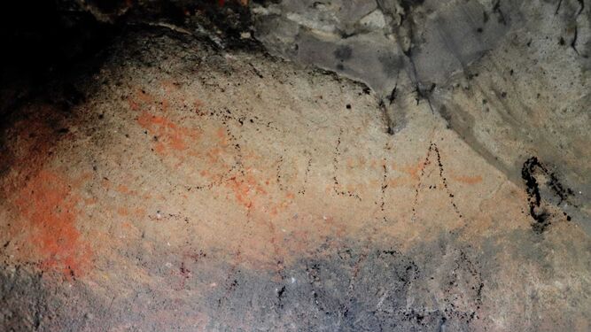 Detalle de las pinturas rupestres sobre las que alguien ha escrito dos palabras.