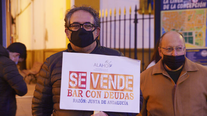 Un manifestante muestra una pancarta contra las restricciones de la Junta, este lunes en La Línea