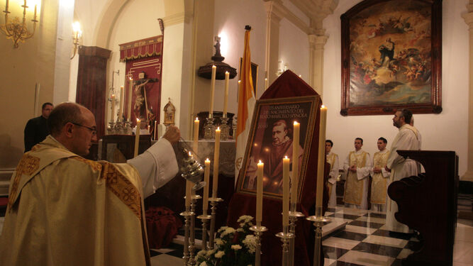 Cultos dedicados al Beato Spínola en la iglesia de San Francisco, en una imagen de archivo.