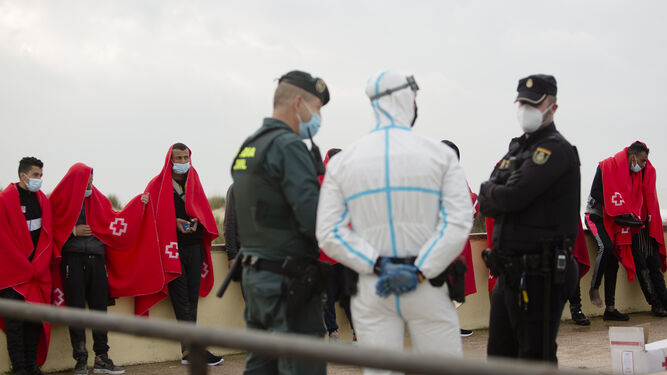 La Guardia Civil interviene en llegada de una patera a la playa de Cortadura